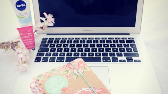 7 Büro Must Haves: Work & Beauty 2 buero must haves mac lipbalm handcreme und kalender1
