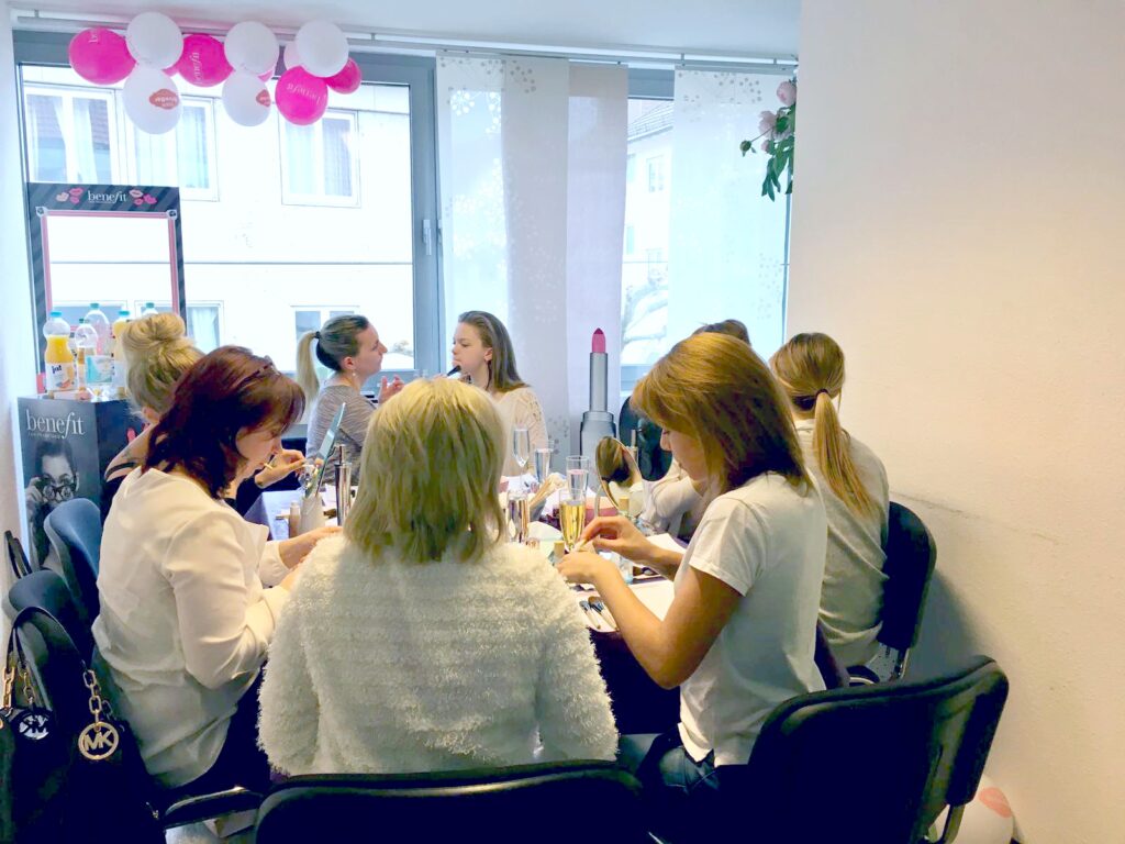 Der Benefit Makeup Workshop in Heilbronn + Schminktipps 12 benefit makeup seminar gruppe beim schminken1
