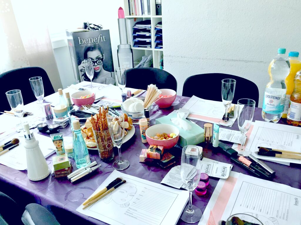 Der Benefit Makeup Workshop in Heilbronn + Schminktipps 11 benefit makeup seminar tisch mit makeup und suessigkeiten1