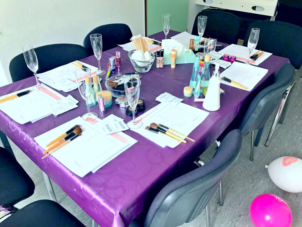 Der Benefit Makeup Workshop in Heilbronn + Schminktipps 10 benefit makeup seminar tisch1 1